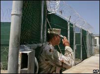 Guarda na prisão de Guantánamo, em Cuba