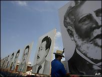 Devrim Meydanı'nda posterler