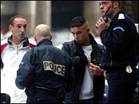 گزرنے والوں کی شناخت طلب کی جا رہی ہے