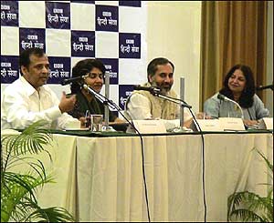 पटना में प्रेस कान्फ्रेंस में मणिकांत ठाकुर, सीमा चिश्ती, शिवकांत और अचला शर्मा