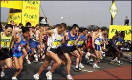 Runners get underway in the London Marathon 2003