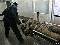 Palestino ferido é levado ao hospital em Gaza