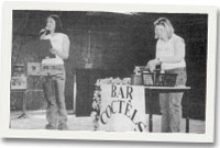 Elin ac Anna o Glwb Ffermwyr Ieuainc Llangefni yn cymysgu coctêl