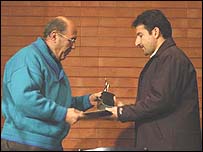 دکتر جواد مجابی جايزه فرياد شيری را اهدا کرد 