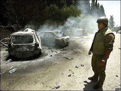 Yol kenarında yanmış araçlar