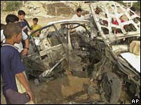 Carro destruído por helicóptero israelense