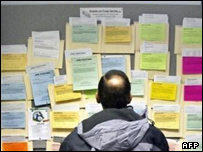 İş ilanlarına bakan bir adam