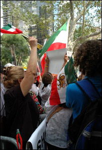 تظاهرکنندگان مخالف جمهوری اسلامی در اطراف مقر سازمان ملل درنيويورک/ عکس از ياسمن عامری