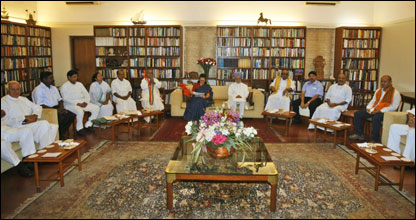 मनमोहन सिंह चुनाव में जीत के बाद सोनिया के साथ