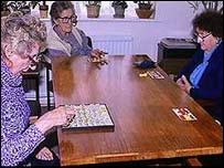 زنان سالخورده بينگو بازی می کنند