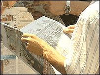 बग़दाद में अख़बार पढ़ते लोग