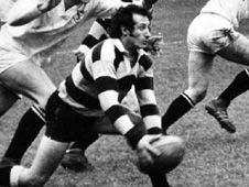 Gareth Edwards ar y cae rygbi