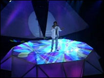 स्टेज शो करते कलाकार