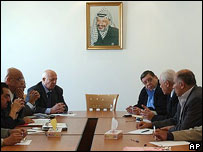Reunião do gabinete palestino diante de retrato de Yasser Arafat