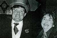 Wil Lloyd Williams gyda'i  fodryb Sylvia Morris, sy'n byw yn Llundain.