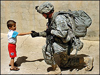 Musul'da Amerikan askeri ve Iraklı bir çocuk