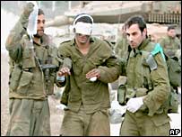 Soldado israelense ferido é amparado