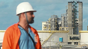 Refinaria da PDVSA | Foto: AFP