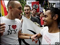 Participantes de parada gay em Varsóvia