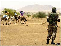 صلحبان اتحاديه آفريقا در حال نظاره کودکان آواره