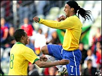 Ronaldinho abre placar contra o Chile