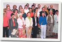 Jonsi yn dathlu yng nghanol myfyrwyr llwyddiannus Cymraeg i Oedolion