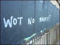 Mural de Banksy coberto de tinta preta