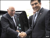 Dick Cheney (trái) và ông Mikhail Saakashvili