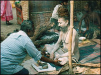 गंगा सागर मेले में मोबाइल बाबा