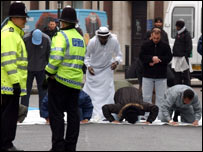 लंदन में एक मस्जिद के बाहर पुलिस