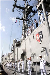 Thủy thủ đoàn trên boong tàu