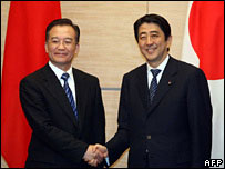 O primeiro-ministro da China, Wen Jiabao, e o primeiro-ministro do Japão, Shinzo Abe