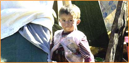 سرحد میں بٹگرام کے مقام پر زلزلے سے متاثر ایک بچہ  اپنے حال پر محو حیرت 