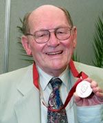 R. Gwynn Davies o Waenfawr,  Caernarfon ar ôl derbyn medal T.H.Parry Williams