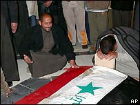 Caixão com o corpo de Saddam, pouco antes do enterro