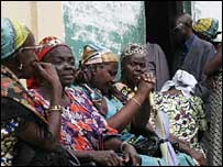 زنان کنگويی در انتظار دريافت نسخه ای از قانون اساسی در کينشازا
