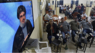 لبنانيون يتابعون عبر شاشة في أحدى المقاهي في صيدا خطاب نصر الله