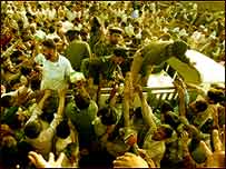 राहत सामग्री का वितरण