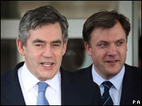 英国首相布朗与学校事务大臣鲍尔斯