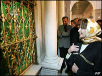 نانسی پلوسی، رییس کنگره آمریکا درحال بازدید از مقبره حاوی بقایای سن جان