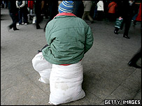 Một người lao động di trú vừa tới một sân ga ở Bắc Kinh, Trung Quốc