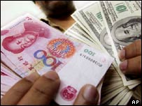 Việc thay đổi tỷ giá đồng Nhân dân tệ khiến người mừng, kẻ lo