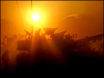 واحد سيار آتشبار اسرائيل در حال شليک گلوله به نوار غزه