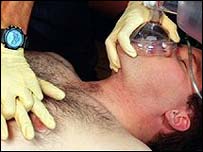 Homem sendo ressuscitado