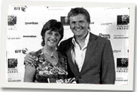 Meinir Rees yn derbyn ei gwobr gan Aled Jones 