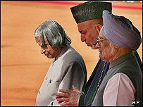 حامد کرزی به همراه منموهان سينگ نخست وزير و عبدالکلام رييس جمهور هند (عکس از آرشيو)