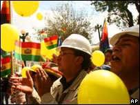 Funcionários da estatal boliviana YPFB aplaudem discurso do presidente Evo Morales