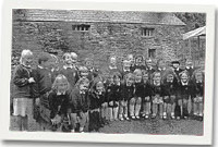 Disgyblion ysgol Pen Barras tu allan Tŷ mawr Wybrnant