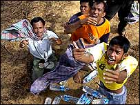 राहत सामग्री की आस में प्रभावित