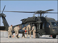 سربازان کانادايی در حال انتقال مجروح به هلی کوپتر